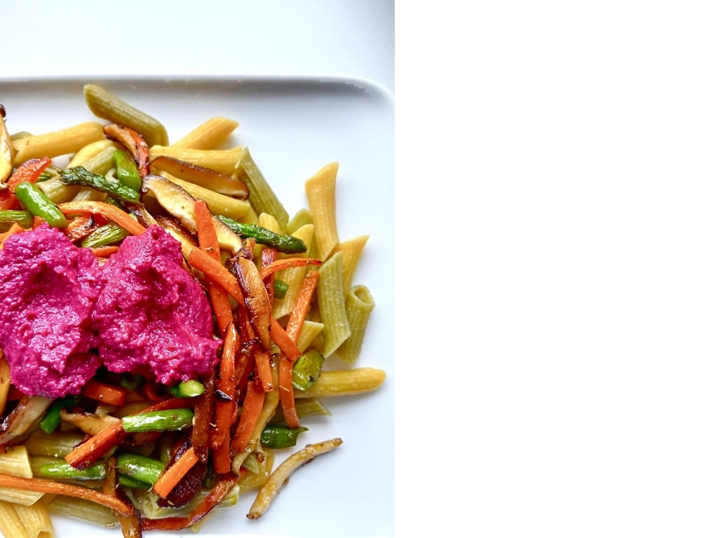 Pasta de kale y espinacas con verduras y pesto vegano de remolacha