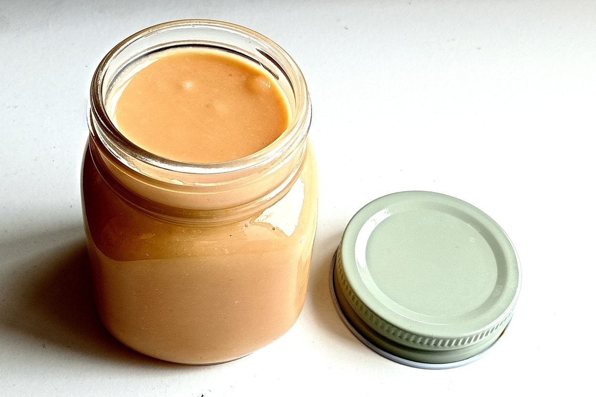 esenciales de la despensa: bote de crema de almendras natural, sin aditivos