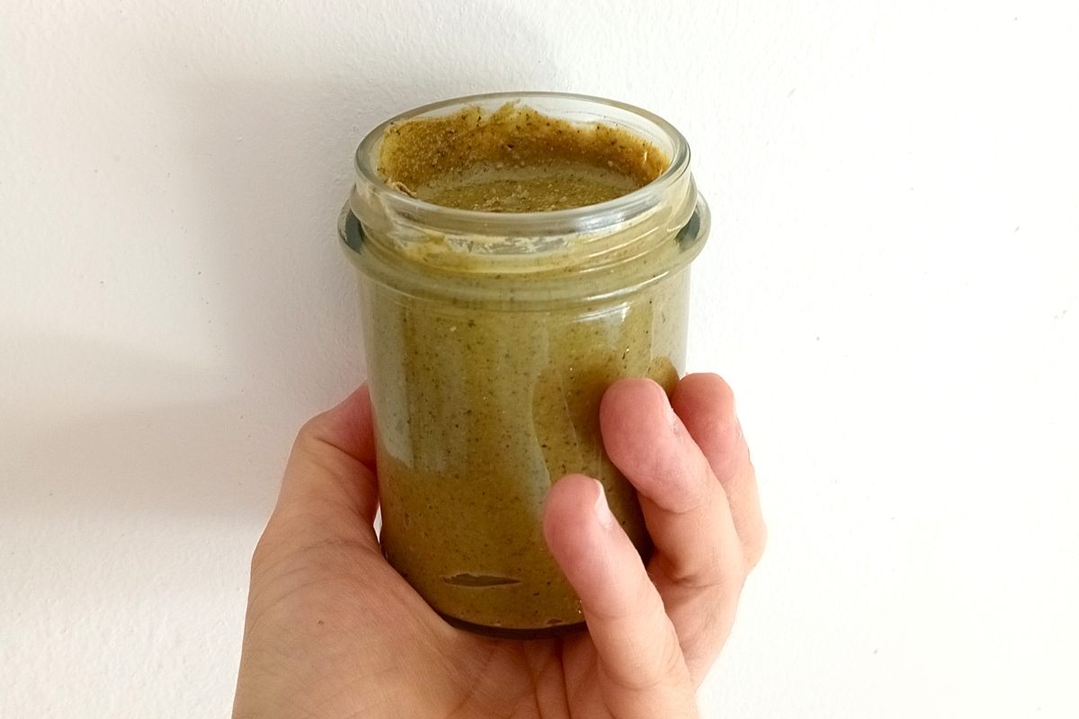 bote de crema de pistacho natural, sin aditivos