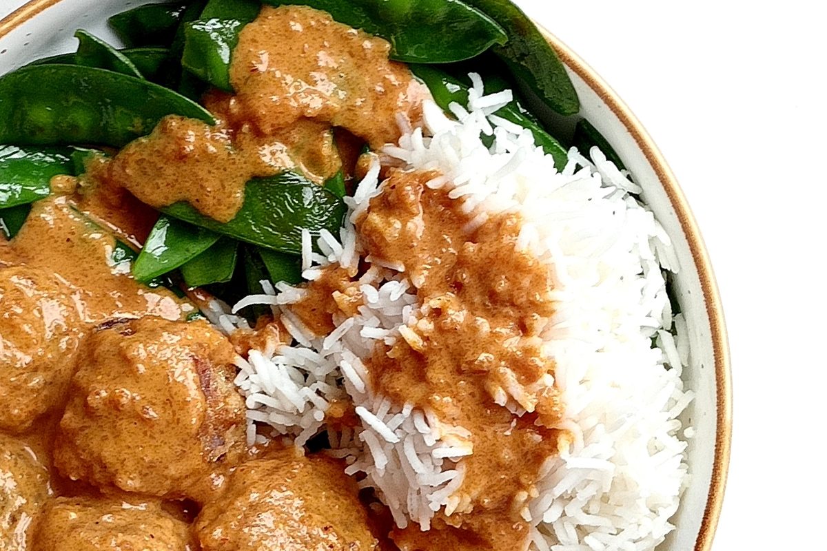 mandonguilles d’azuki, fajol i moniato amb salsa satay plat de mandonguilles de azuki, blat negre i moniato amb salsa satai, tirabeques i arròs basmati