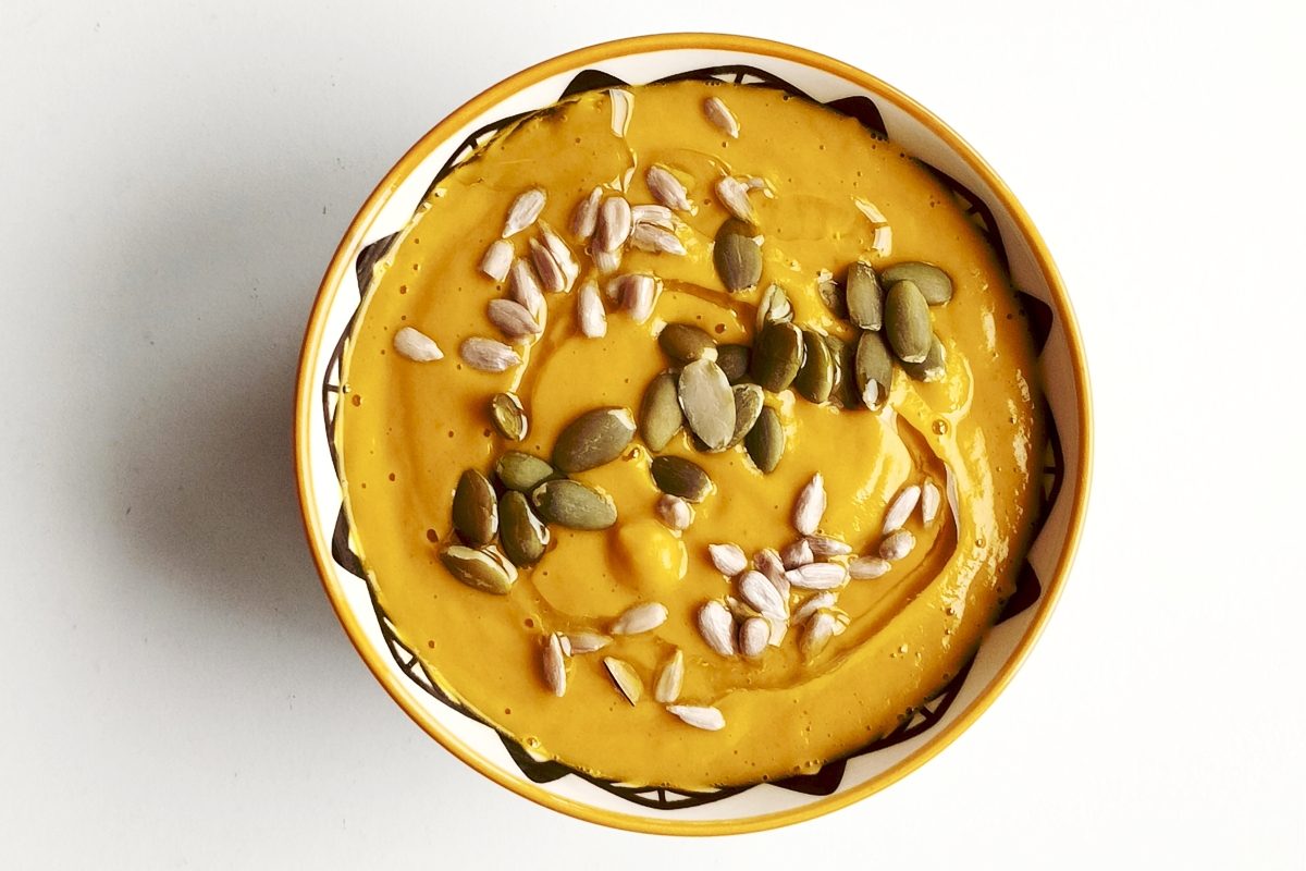 crema de pastanaga, gingebre i llet de coco plat de crema de pastanaga, gingebre i llet de coco amb llavors de gira-sol i carbassa