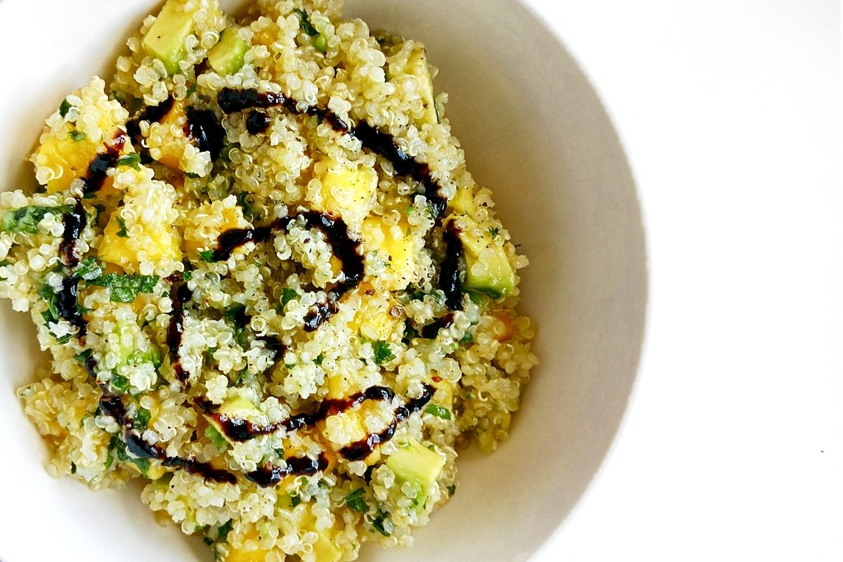 amanida de quinoa amb alvocat i mango plat d’amanida de quinoa, alvocat i mango, menú a mida per a casa