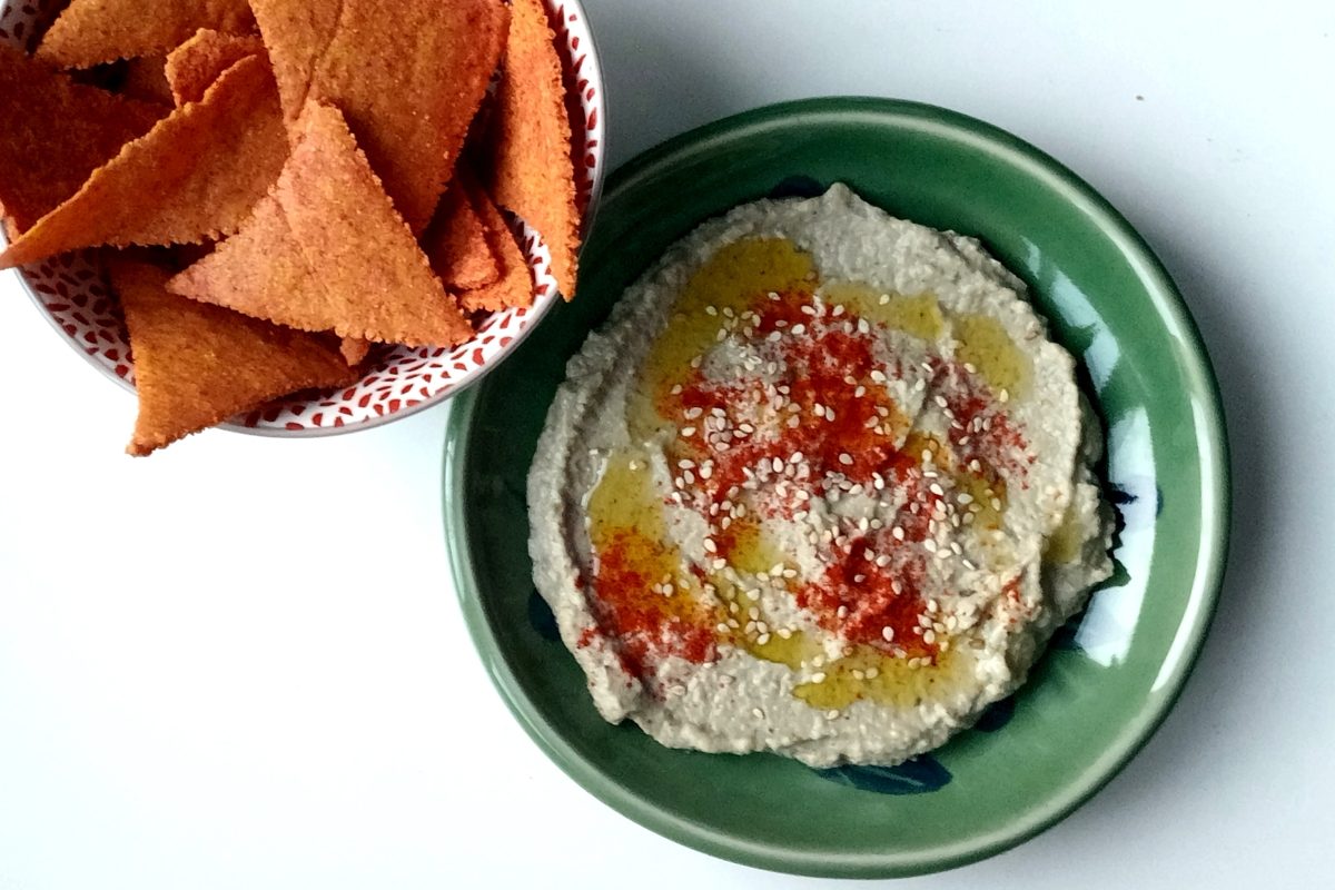 esenciales de la despensa: mutabal de berenjena asada con tahini y sésamo tostado