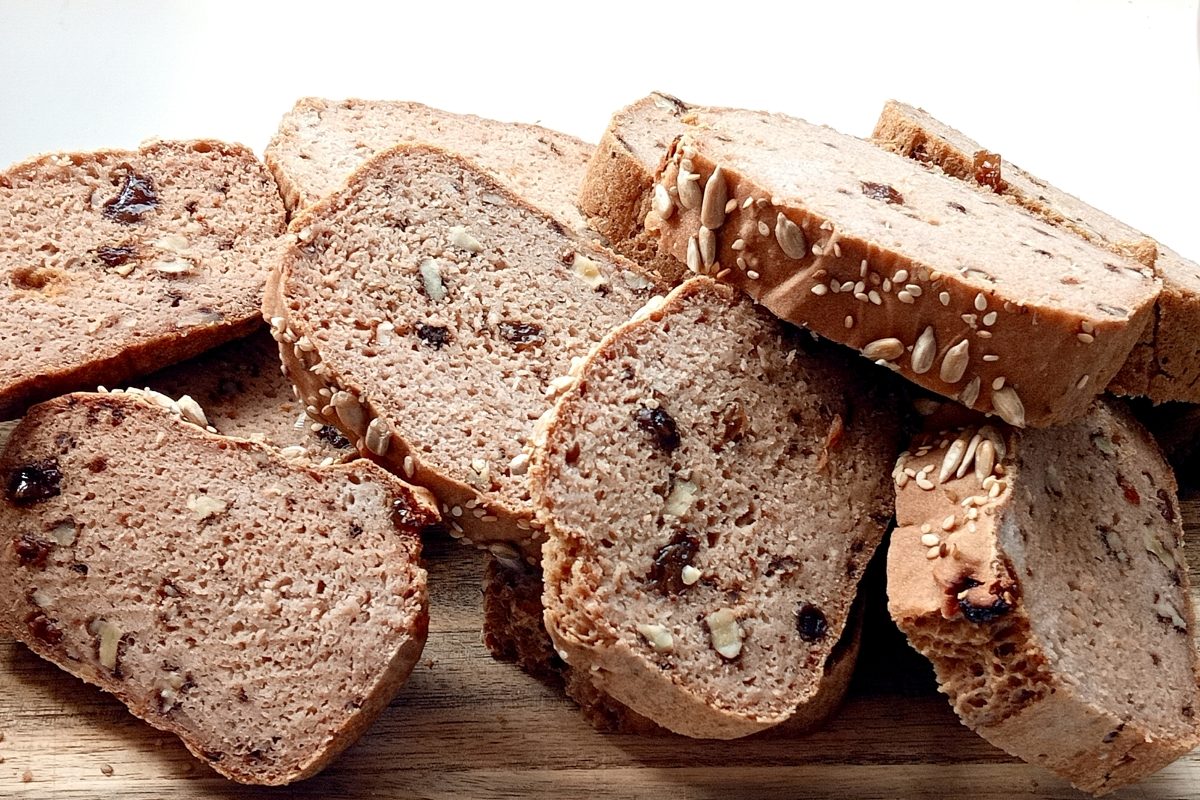 pan de trigo sarraceno y yogur vegetal con pasas y nueces, recién horneado