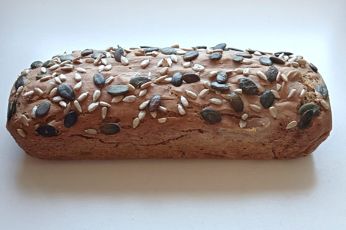 pa de fajol i iogurt vegetal essencials del rebost: pa de fajol i iogurt vegetal, crosta fina i molla esponjosa