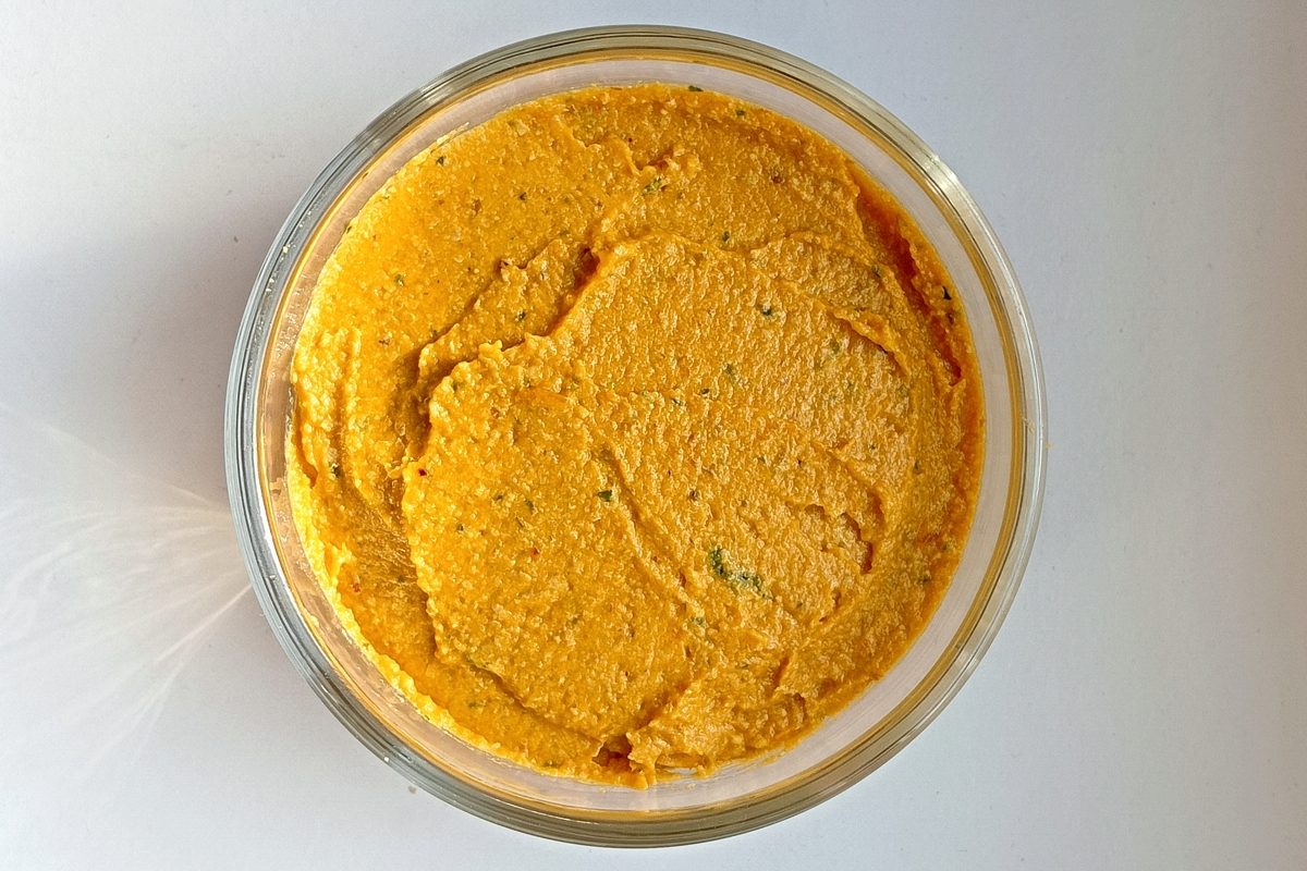 paté de zanahoria y albahaca, ligero y sabroso, acompañado de regañás