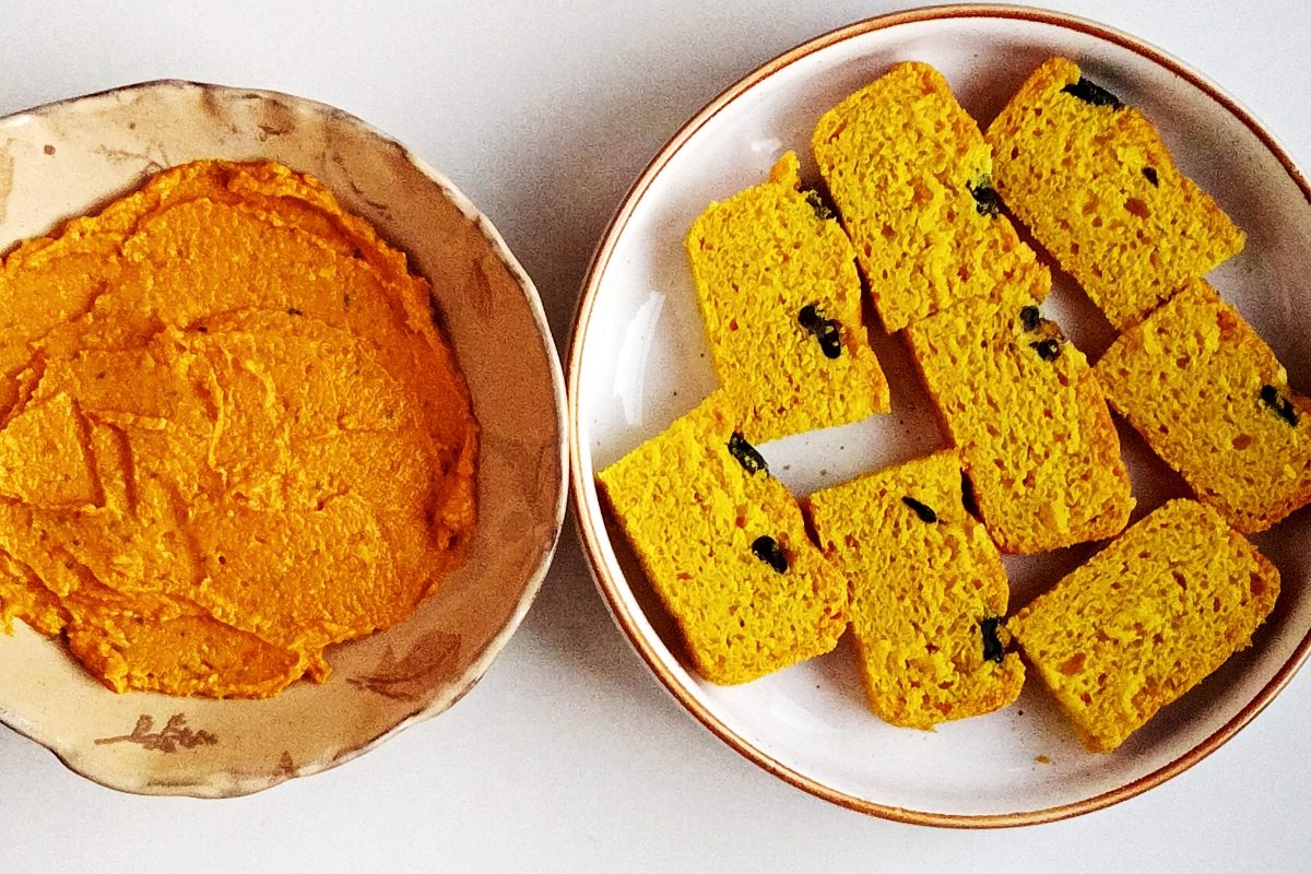 focaccia vegana amb cúrcuma i paté de pastanaga focaccia vegana sense gluten, amb cúrcuma i paté de pastanaga en menú de retir saludable