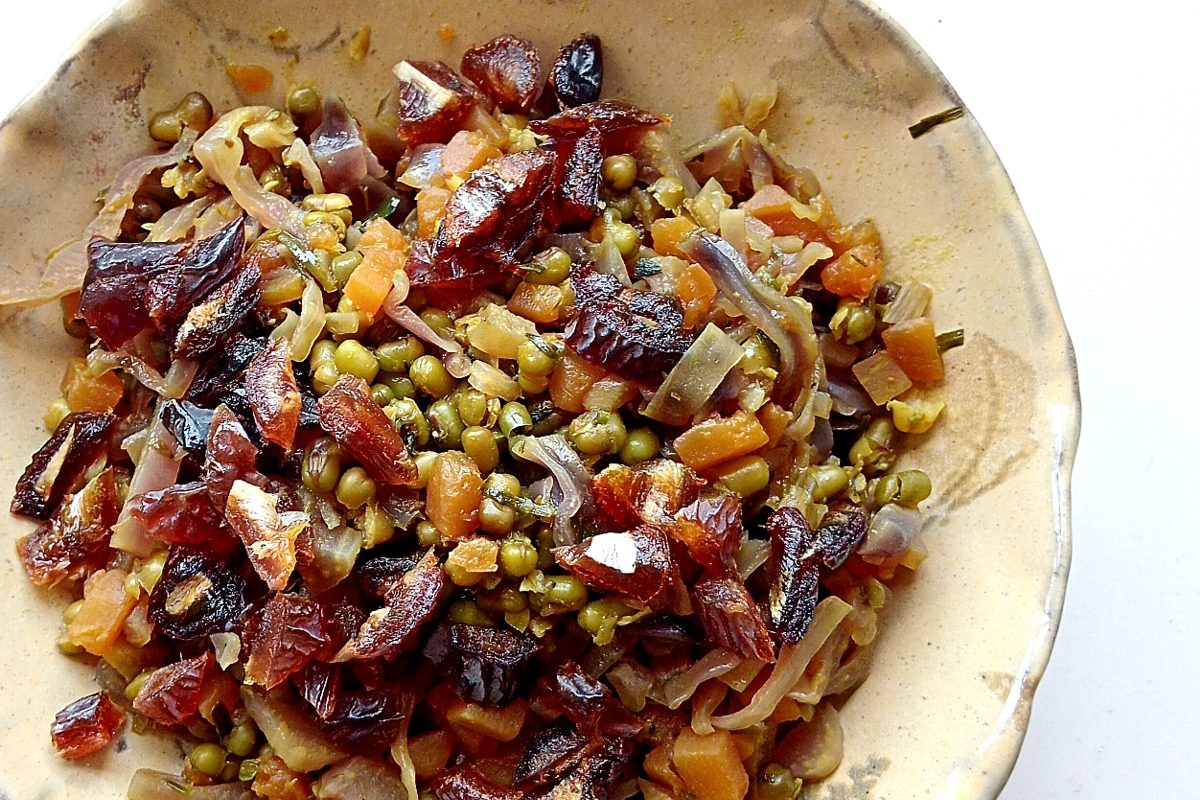 catering vegano: judía mungo con verduras frescas y coloridas