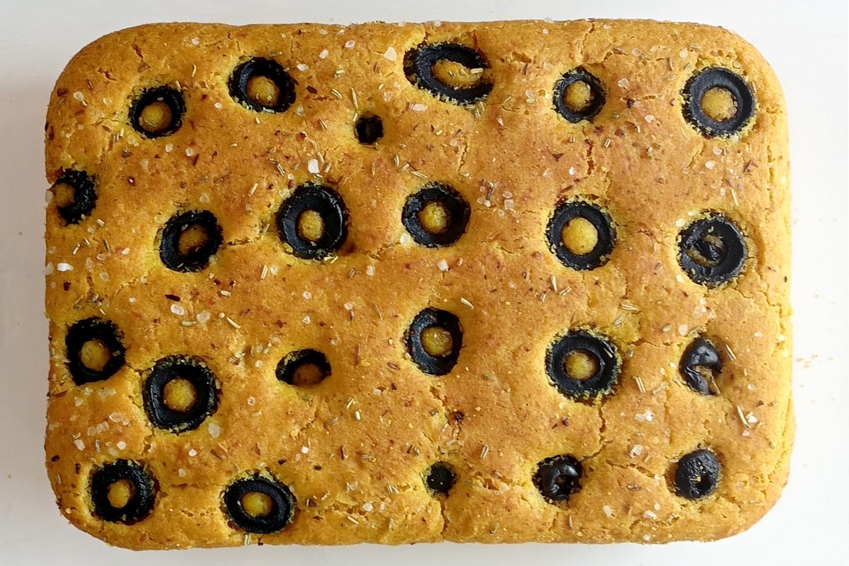 esenciales de la despensa: focaccia de cúrcuma y romero, pan italiano plano y esponjoso