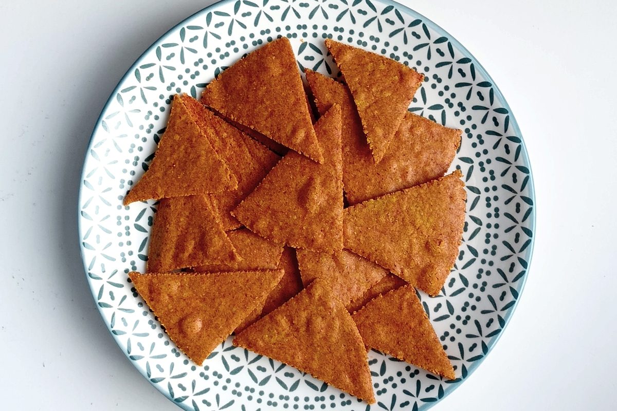 nachos de cúrcuma, totopos crujientes para acompañar salsas