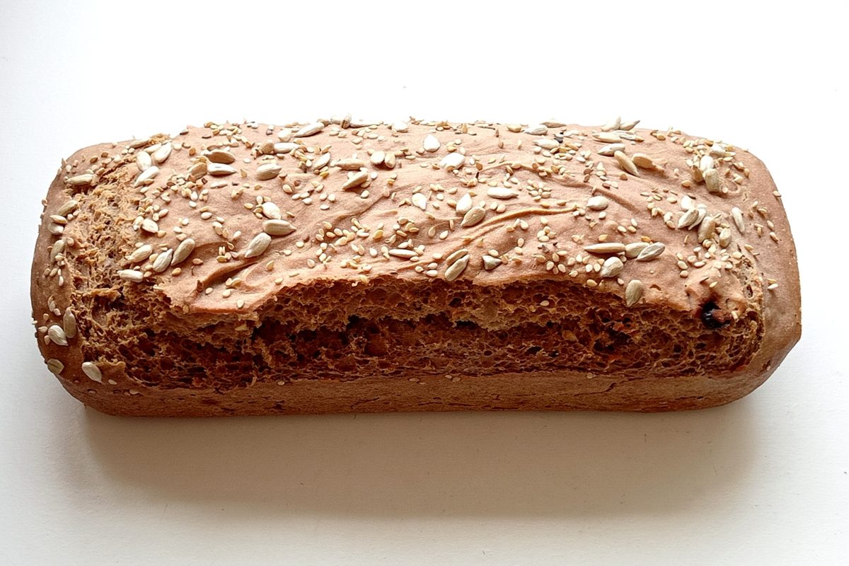 pan de trigo sarraceno y yogur vegetal con pasas y nueces, recién horneado