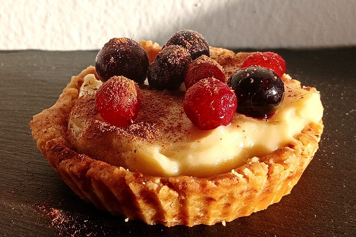 tartaleta vegana de crema pastissera i fruits del bosc postre vegà sense gluten: tartaleta de crema pastissera vegana i fruits del bosc, elaboració pròpia per a esdeveniments
