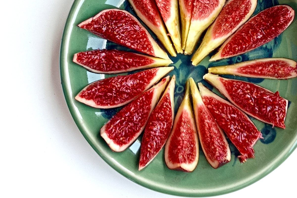 figues fresques acabades de collir figues obertes mostrant el seu interior vermell, del camp al plat