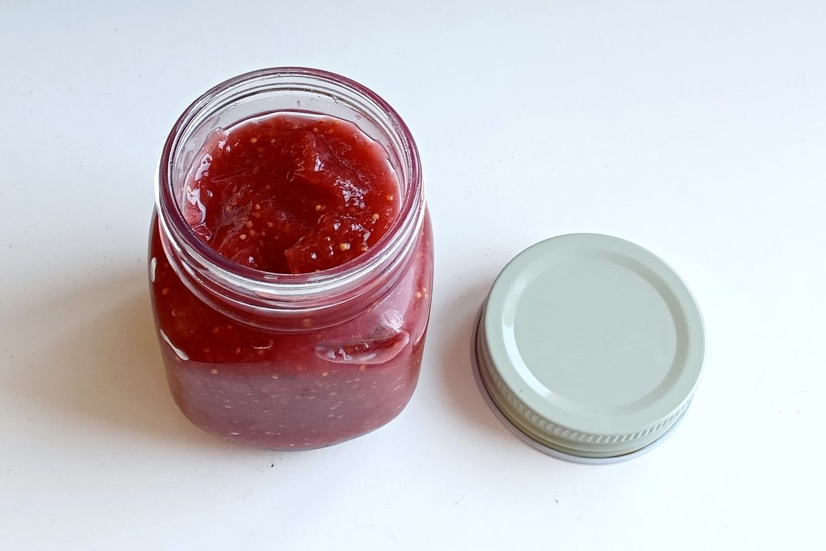 esenciales de la despensa: bote de mermelada casera de higos, sin azúcar refinado